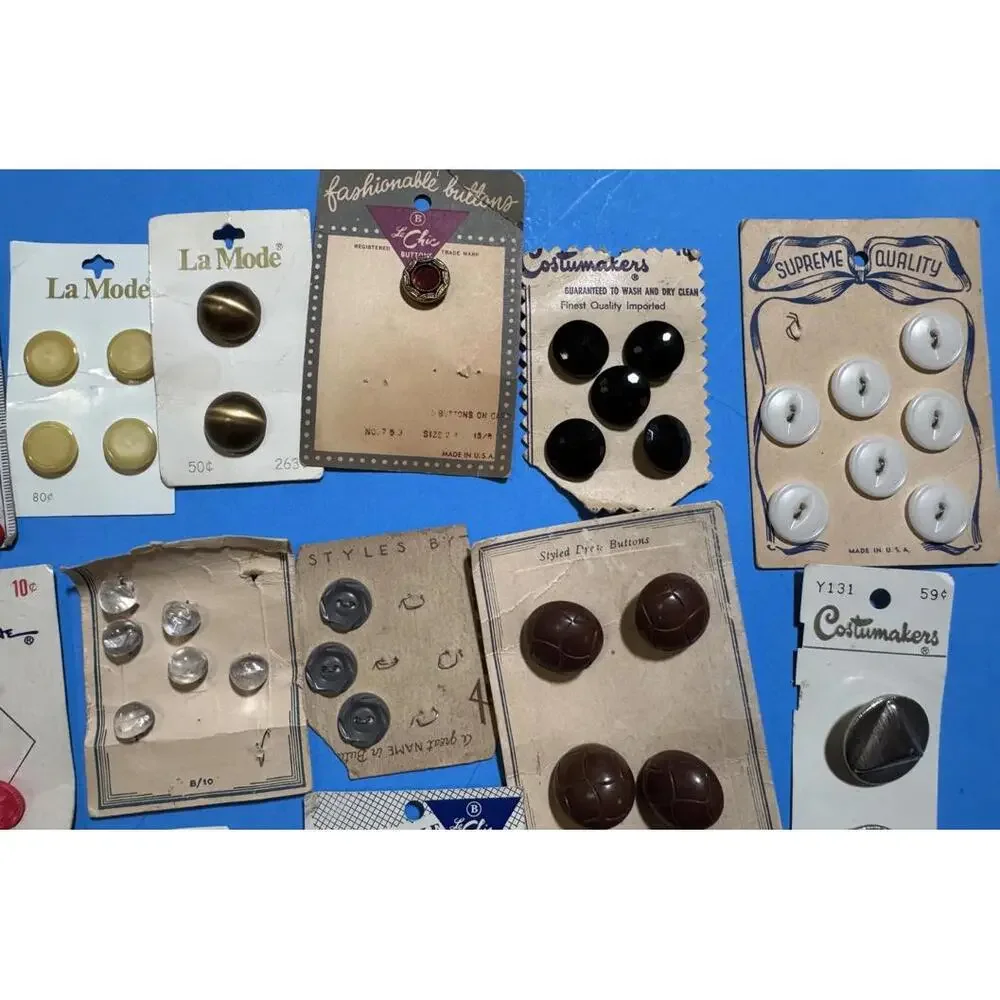 Vintage Lot of 95  Buttons on 25 Cards La Chic Costumakers  La Mode   C